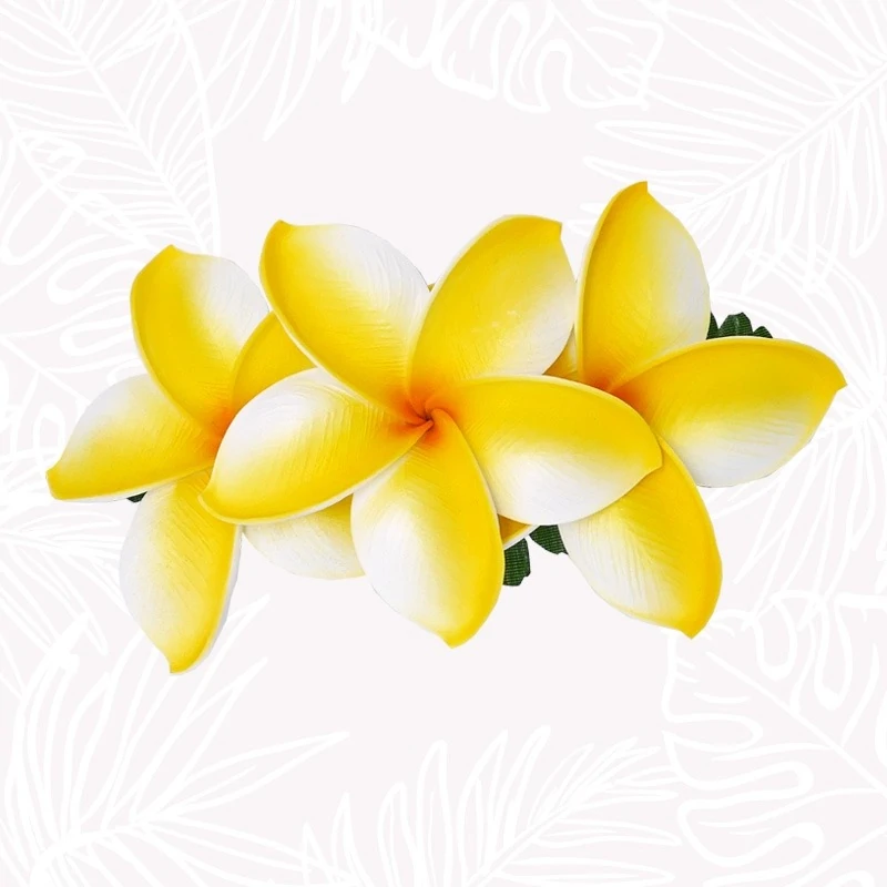 Pinza de pelo con flores de frangipani amarillas