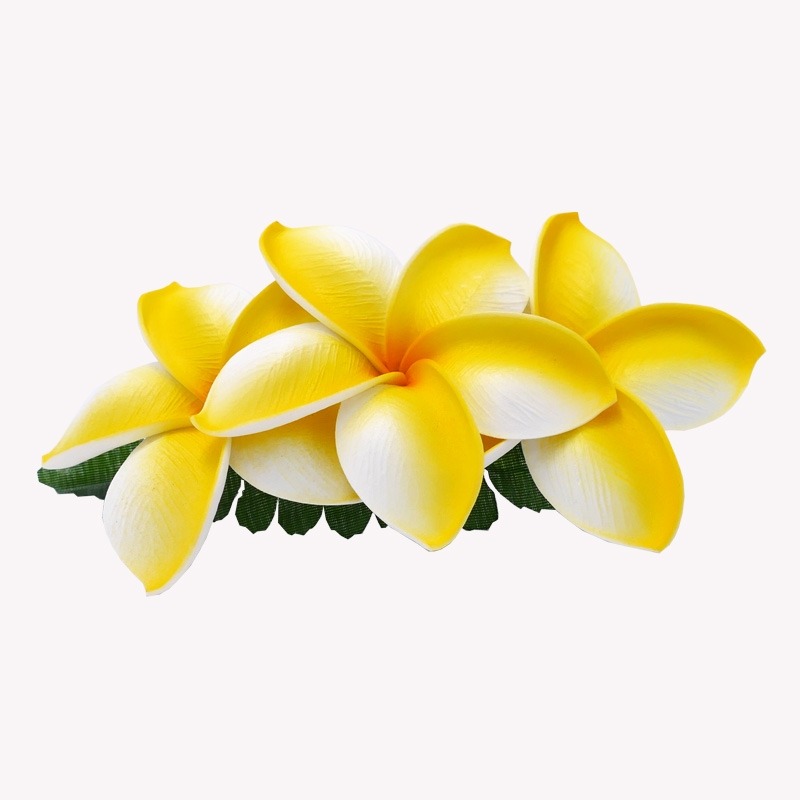 Pinza de pelo con flores de frangipani amarillas