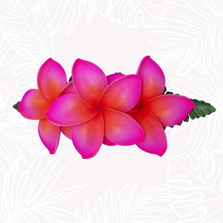 Pinza para el cabello con flores de frangipani rosa.