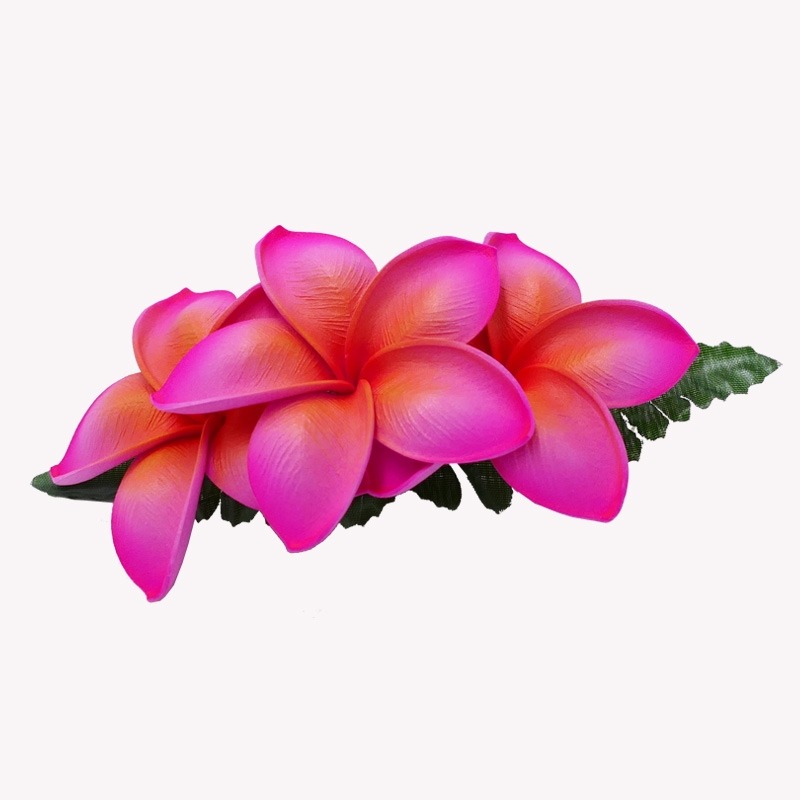 Pinza para el cabello con flores de frangipani rosa.
