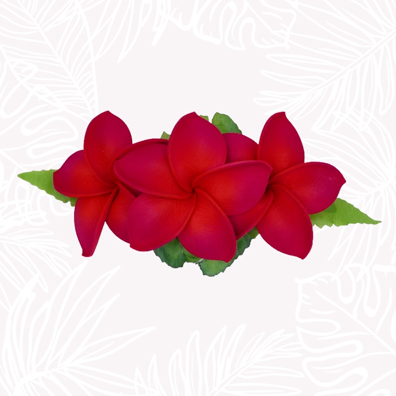 Pinza para el cabello con flores de frangipani rojas.