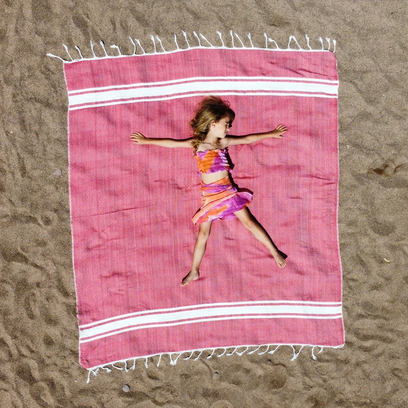 Toalla Fouta rosa XL en la playa