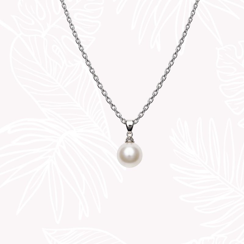 Collar de perlas blancas