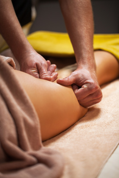 technique de massage à l'huile de monoi